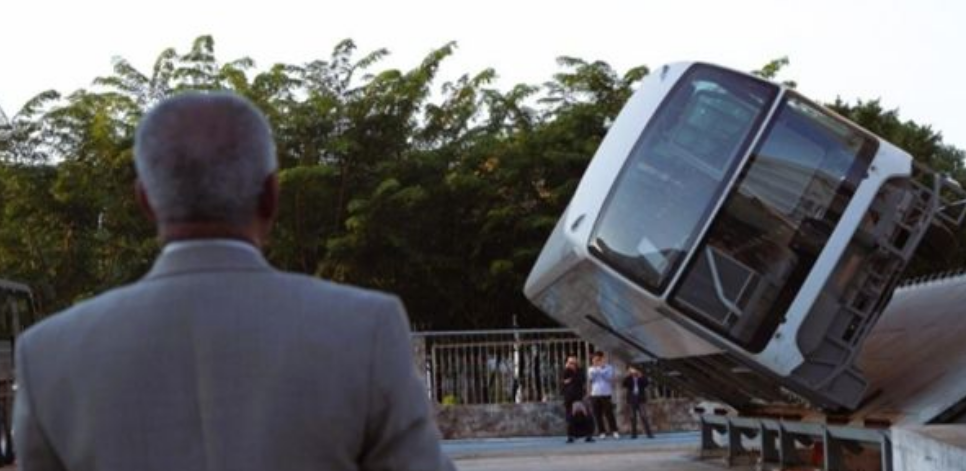nternational Expert Highly Praises Golden Dragon Bus Rollover Test